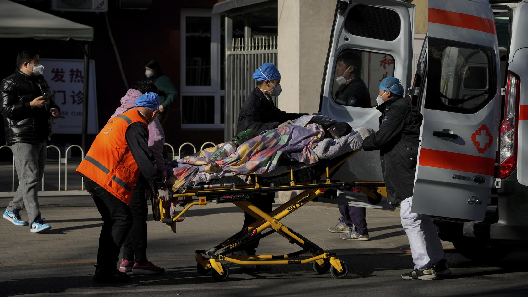 China, Peking: Ein Patient wird in die Fieberklinik eines Krankenhauses gebracht. Die Gesundheitskommission meldete am Montag (19.12.2022) nur zwei Covid-Tote. Nach ausländischen Presseberichten verzeichnen Krematorien in Peking allerding
