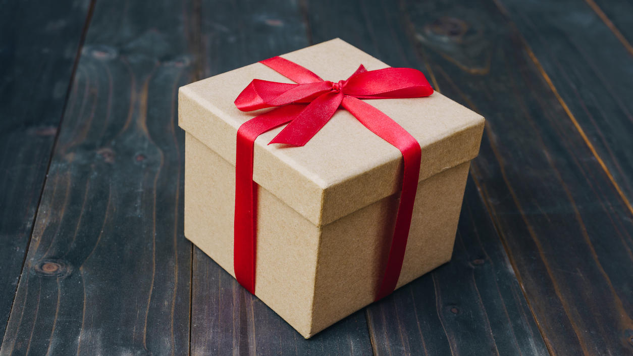 Einfarbig schlicht oder bunt: Geschenkboxen gibt es in den unterschiedlichsten Farben und Größen. Sie können solange verschenkt werden, bis sie nicht mehr schön aus sehen oder kaputt sind. 