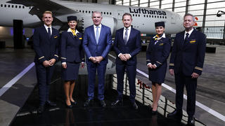 Jens Ritter (CEO von Lufthansa Airlines) und Carsten Spohr (Vorstandsvorsitzender der Deutschen Lufthansa), mit Crew