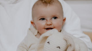 Die Eltern widmen sich in Vollzeit der Pflege ihres Babys.