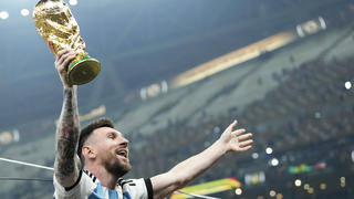 Argentina v France: Final - FIFA World Cup, WM, Weltmeisterschaft, Fussball Qatar 2022 Lionel Messi right winger of Argentina and Paris Saint-Germain with the the World Cup Winners Cup trophy after the FIFA World Cup Qatar 2022 Final match between Argentina and France at Lusail Stadium on December 18, 2022 in Lusail City, Qatar. Lusail City Qatar PUBLICATIONxNOTxINxFRA Copyright: xJosexBretonx originalFilename:breton-argentin221218_np7pB.jpg 