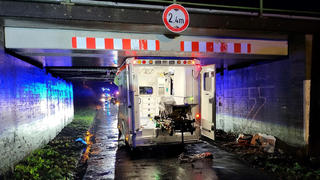 20.12.2022, Niedersachsen, Haren: Ein Rettungswagen steht eingeklemmt in einer Unterführung. Beim Unfall eines Rettungswagens in Haren (Landkreis Emsland) sind drei Menschen leicht verletzt worden. Der 26-jährige Fahrer habe auf der Einsatzfahrt am D