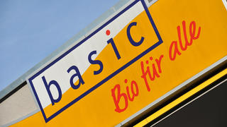 ARCHIV - 17.09.2012, Bayern, München: Das Logo der Bio-Supermarktkette Basic an einer Filiale. Die Bio-Supermarktkette Basic saniert sich im Schutzschirmverfahren nach dem Insolvenzrecht. (Zu dpa «Bio-Supermarktkette Basic saniert sich im Schutzschirmverfahren») Foto: picture alliance / dpa +++ dpa-Bildfunk +++