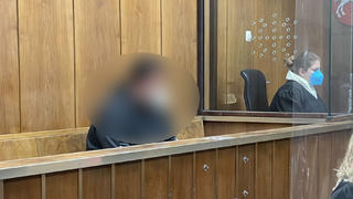 Seit heute (21. Dezember 2022) steht der 24-jährige Angeklagte im Landgericht Hannover vor Gericht. Ihm wird vorgeworfen, im Juni 2022 ein Ehepaar aus Wennigsen aus Heimtücke und Habgier ermordet zu haben.