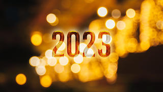 Neues Jahr 2023: Jahreszahl vor schimmernden Lichtern