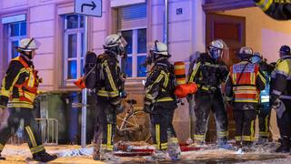 20.12.2022, Hessen, Offenbach: Die Feuerwehr löscht einen Brand in einem Mehrfamilienhaus in Offenbach. Dabei ist ein Schaden von rund 500 000 Euro entstanden. Es habe keine Verletzten gegeben, teilte ein Sprecher der Polizei am Mittwoch mit. Foto: -/5vision.media/dpa +++ dpa-Bildfunk +++