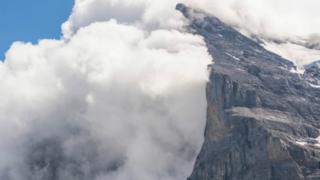 Eine Wolke umhüllt einen großen Teil der Eiger Nordwand. Dies ist eine der großen Herausforderungen für Bergsteiger.