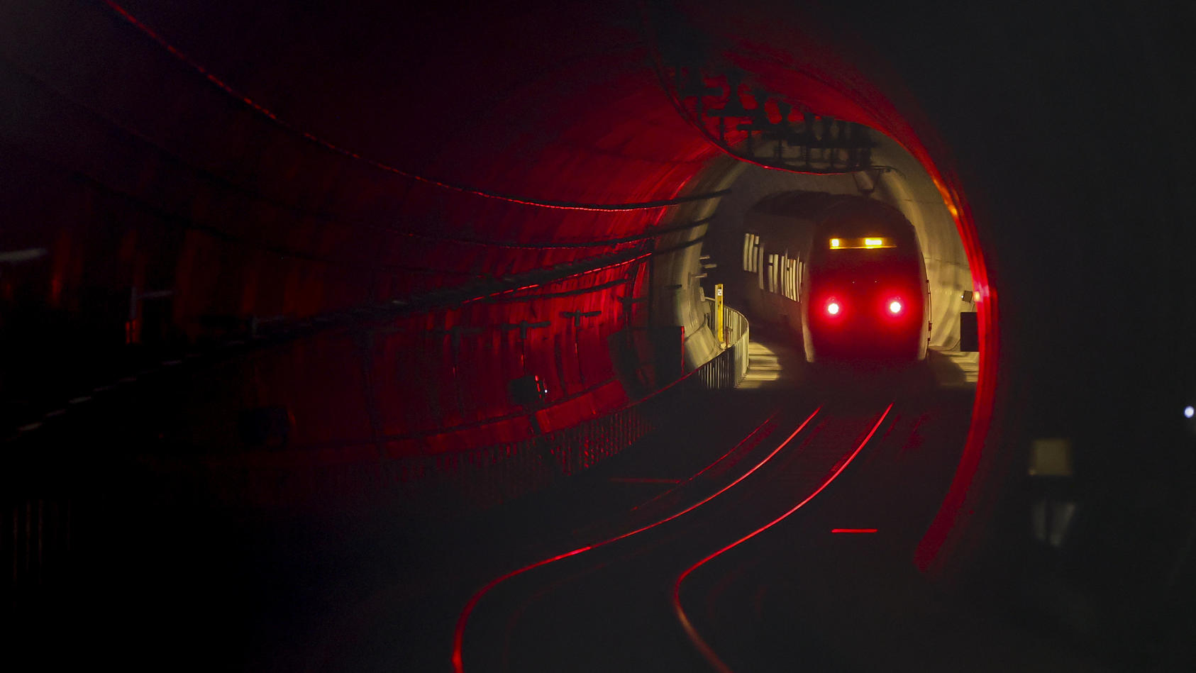ARCHIV - 23.05.2022, Sachsen, Leipzig: Eine S-Bahn fährt in den City-Tunnel am Hauptbahnhof Leipzig ein. Die Menschen in Sachsen können ab diesem Montag das 9-Euro-Ticket für den öffentlichen Nahverkehr kaufen. Der Fahrschein ist in der Regel an Auto