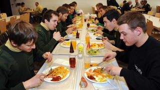 Keine Verpflegung ohne tierische Bestandteile: Hier sitzen Polizeibeamte beim Mittagessen in der Kantine der Bereitschaftspolizei in Lahr.