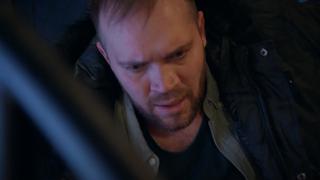 Erik bricht unter Schmerzen zusammen