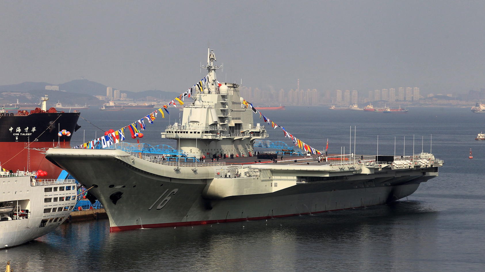 ARCHIV - Chinas erster Flugzeugträger «Liaoning» liegt in Dalian (China) am 24.09.2012 an der Pier. Die Länder Asiens hätten erstmals mehr Geld für Rüstung ausgegeben als die Nato-Länder in Europa, heißt es im neuen Bericht des Londoner Institutes fü