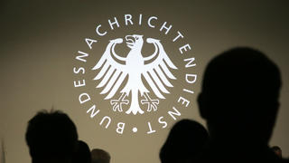 ARCHIV - 05.11.2019, Berlin: Geladene Gäste verfolgen die Eröffnung des Besucherzentrums des Bundesnachrichtendienstes. Der Generalbundesanwalt hat einen Mitarbeiter des Bundesnachrichtendienstes (BND) wegen des Verdachts auf Landesverrat festnehmen lassen. Foto: Wolfgang Kumm/dpa +++ dpa-Bildfunk +++