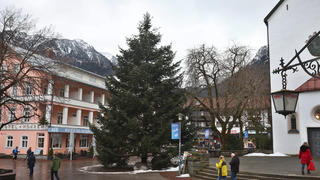 22.12.2022, Bayern, Oberstdorf: Ein Christbaum steht im Ortszentrum. Die nahezu 25 000 Euro teure Tanne wurde knapp 600 Kilometer weit vom Sauerland ins Allgäu transportiert. Foto: Karl-Josef Hildenbrand/dpa +++ dpa-Bildfunk +++