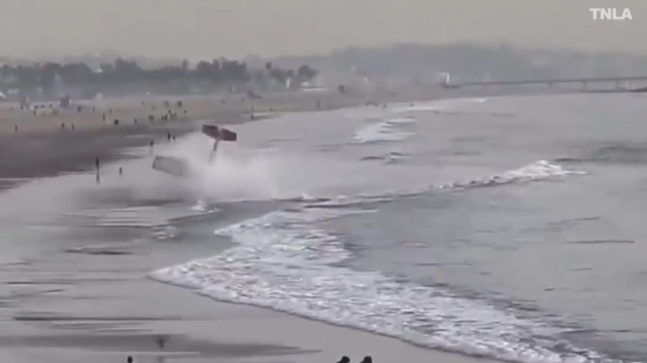 Im Video: Flugzeug stürzt an beliebtem Strand in Santa Monica (Kalifornien)  vom Himmel