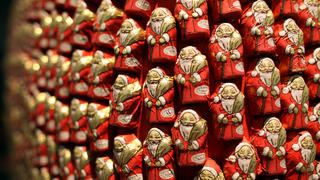 ARCHIV - Dutzende Weihnachtsmänner sind am 04.11.2009 im Werk von Rausch Schokoladen in Peine zu sehen. Millionen von Schoko-Weihnachtsmännern sind in den vergangenen Monaten von den Fließbändern gelaufen. Die Süßwarenbranche drückt sich selbst die Daumen fürs Weihnachtsgeschäft. Foto: Kay Nietfeld dpa (zu dpa-Korr: "Schoko-Nikoläuse und Adventskalender sollen Kassen füllen" vom 19.11.2010)  +++(c) dpa - Bildfunk+++