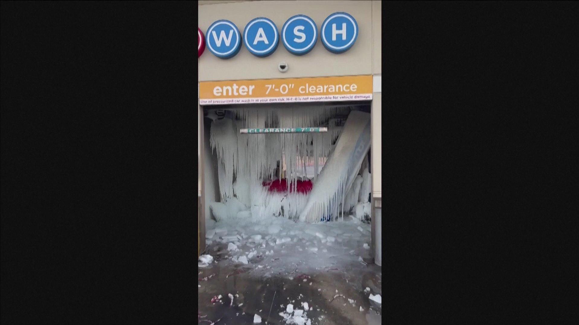Eine Autowaschanlage in Lakeway ist zugefroren und mit Eiszapfen übersäht.