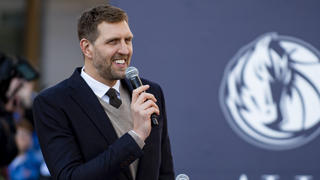 25.12.2022, USA, Dallas: Dirk Nowitzki, ehemaliger Basketballprofi aus Deutschland, spricht während der Zeremonie anlässlich der Enthüllung der "All Four One"-Statue vor dem American Airlines Center. Foto: Emil T. Lippe/AP/dpa +++ dpa-Bildfunk +++
