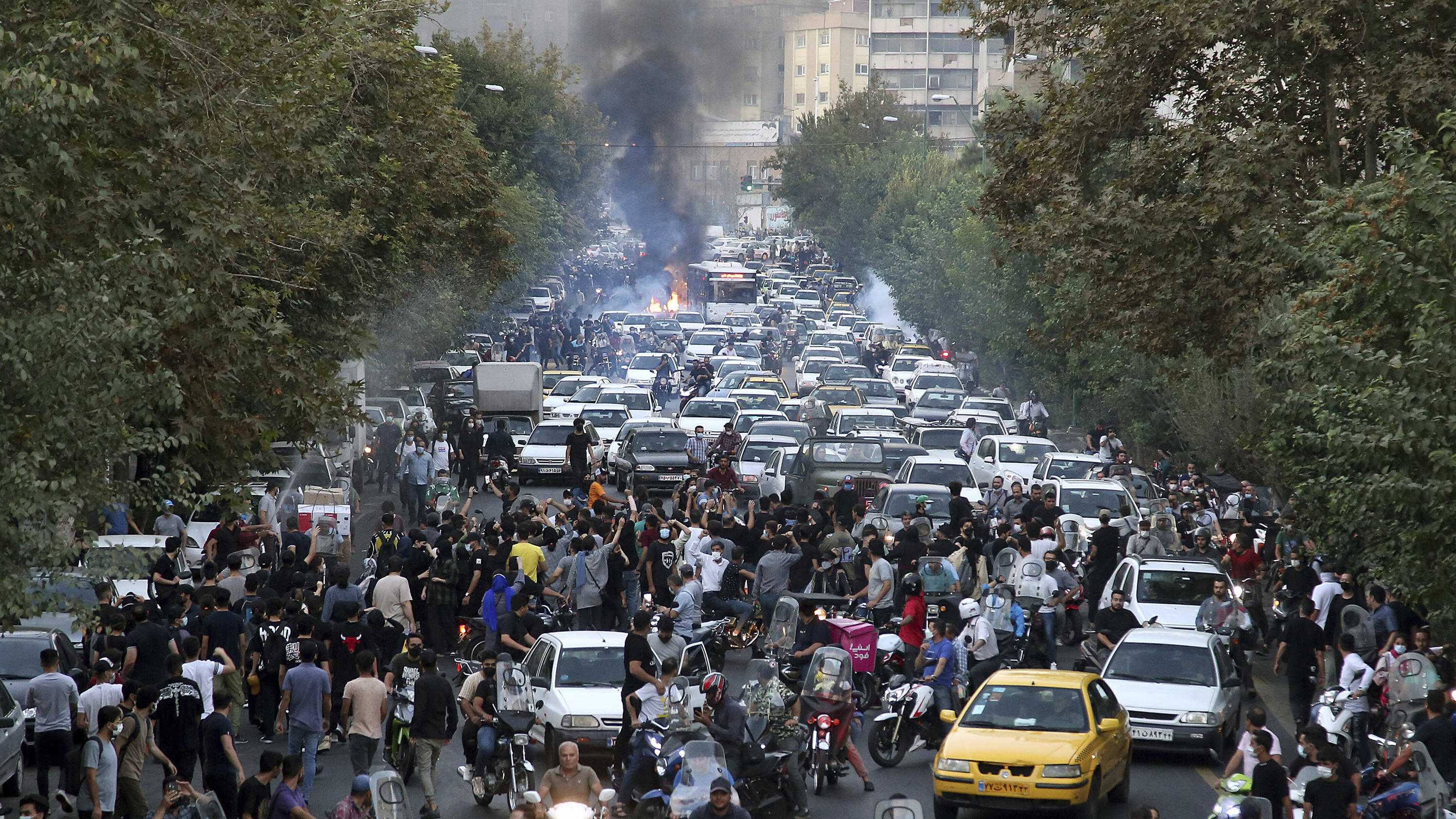 ARCHIV - 21.09.2022, Iran, Tehran: Demonstranten skandieren während eines Protestes in der Innenstadt von Teheran Parolen gegen den Tod der 22-jährigen Iranerin Jina Mahsa Amini. Sie war vor gut einer Woche von der Sittenpolizei wegen ihres «unislami