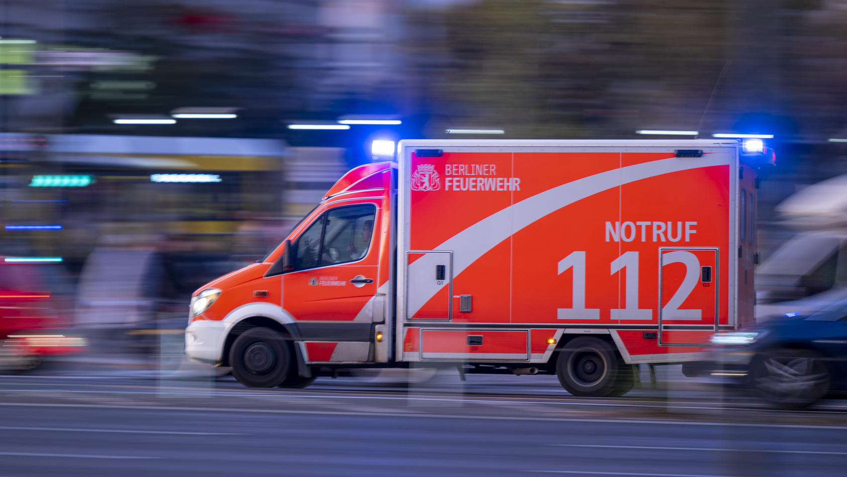 ARCHIV - 11.11.2022, Berlin: Ein Rettungswagen der Berliner Feuerwehr fährt mit Blaulicht zum Einsatz. (zu: "Überlastung der Feuerwehr - Streit zwischen Senatorinnen") Foto: Monika Skolimowska/dpa +++ dpa-Bildfunk +++