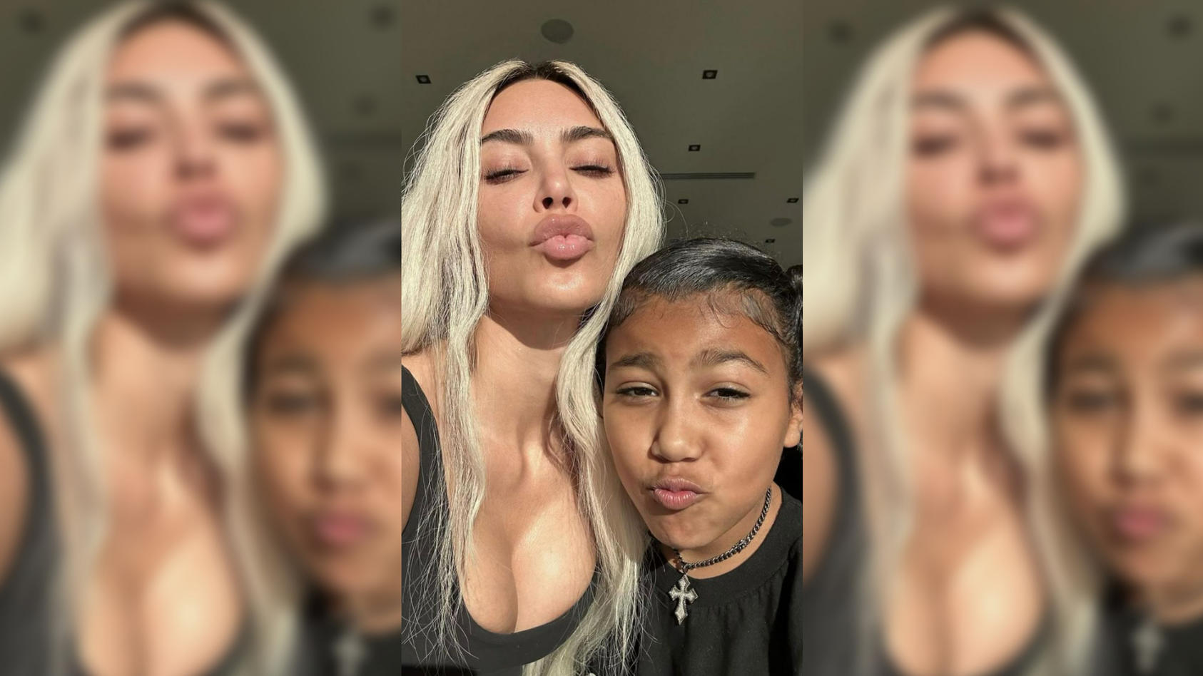 Kim Kardashian und North West machen auf einem Selfie ein Duck-Face.