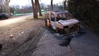 Ein Spaziergänger fand das verbrannte Auto und alarmierte die Polizei.