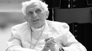 ARCHIV - 22.06.2020, Bayern, Freising: Der emeritierte Papst Benedikt XVI. kommt zu seinem Rückflug in den Vatikan am Flughafen an. Der emeritierte Papst Benedikt XVI. ist nach Auskunft seines Nachfolgers Franziskus «sehr krank». (zu dpa "Papst Franziskus: Benedikt XVI. ist «sehr krank»") Foto: Sven Hoppe/dpa-Pool/dpa +++ dpa-Bildfunk +++