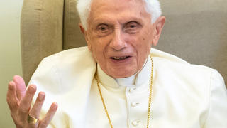 ARCHIV - 01.06.2018, Vatikan, Vatikanstadt: Der emeritierte Papst Benedikt XVI gibt ein Interview. Der emeritierte Papst Benedikt XVI. ist nach Auskunft seines Nachfolgers Franziskus «sehr krank». (zu dpa "Papst Franziskus: Benedikt XVI. ist «sehr krank»") Foto: Daniel Karmann/dpa +++ dpa-Bildfunk +++