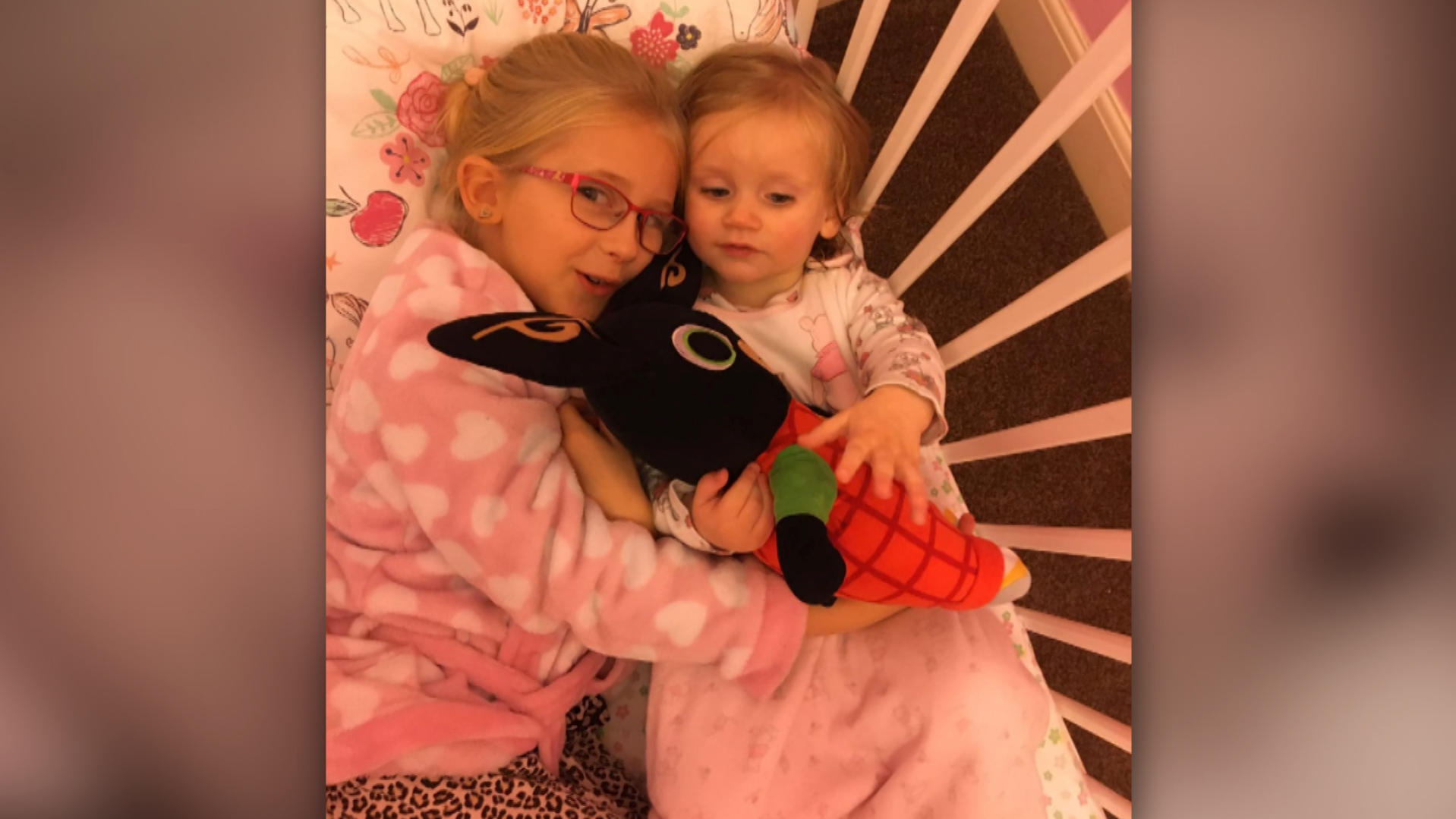 Die kleine Hailey Thompson (rechts) war ein gesundes Mädchen. Hier kuschelt sie noch mit ihrer Schwester Charlotte.