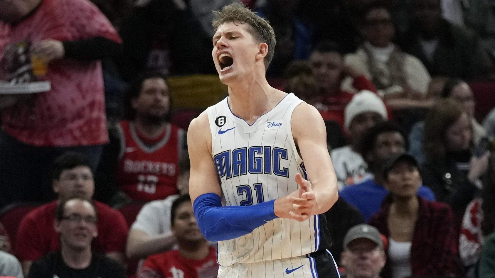 ARCHIV - 21.12.2022, USA, Houston: Erhielt im Spiel gegen die Detroit Pistons einen Schlag auf den Hinterkopf: Moritz Wagner von den Orlando Magic. Wagner verletzte sich  im Spiel gegen Detroit. (zu dpa: «NBA: Wagner sorgt für Rudelbildung und kassie