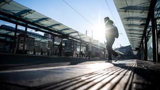 ARCHIV - 29.09.2020, Bremen: Ein einzelner Mann läuft über die leere Bushaltestelle Hauptbahnhof. (zu dpa «Gewerkschaft warnt vor Einschnitten im ÖPNV wegen Deutschlandticket») Foto: Sina Schuldt/dpa +++ dpa-Bildfunk +++