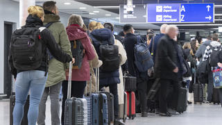 19.12.2022, Hessen, Frankfurt/Main: Passagiere warten im Abflugbereich des Flughafens in Frankfurt auf ihre Abfertigung. Nach dem morgendlichen Blitzeis mussten hier einige Flüge entfallen. Foto: Boris Roessler/dpa +++ dpa-Bildfunk +++