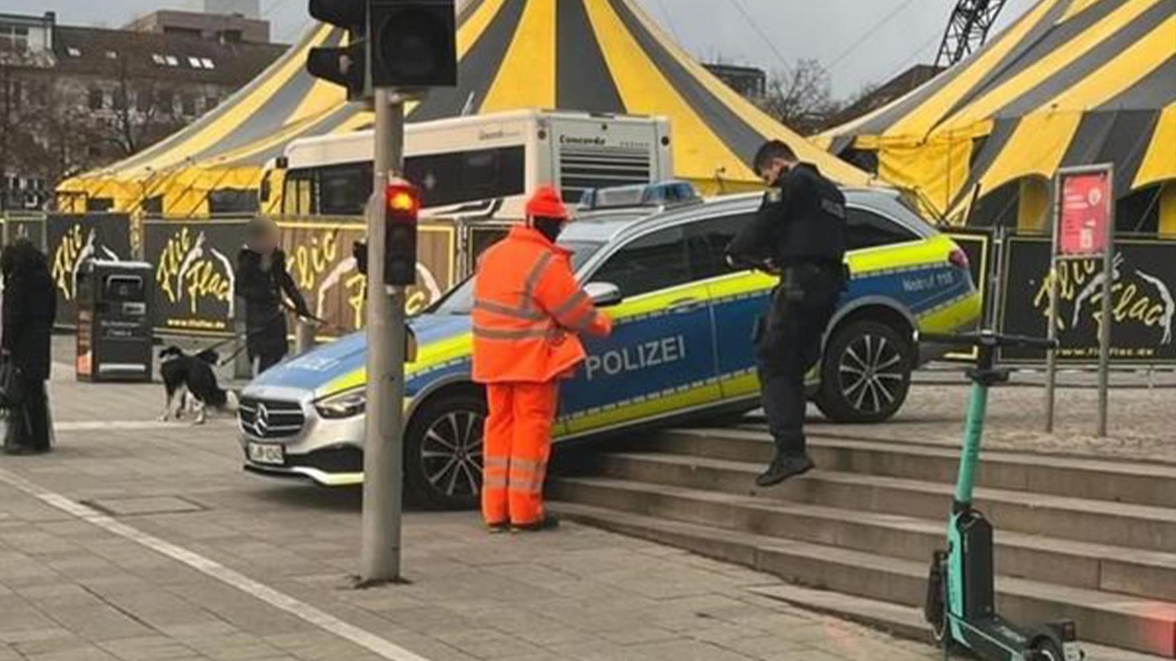 Polizeiwagen auf Kasseler Friedrichsplatz.