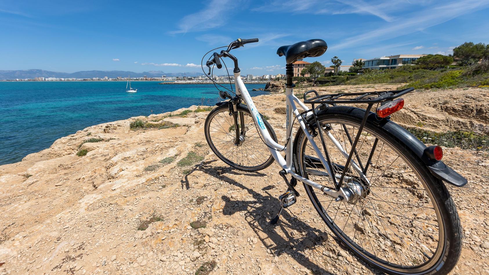 Themenbilder: Urlaub auf Mallorca, Blick auf Meer, Outdoor Aktivitaet, Playa Calo de Sant Antoni, 25.04.2022,
