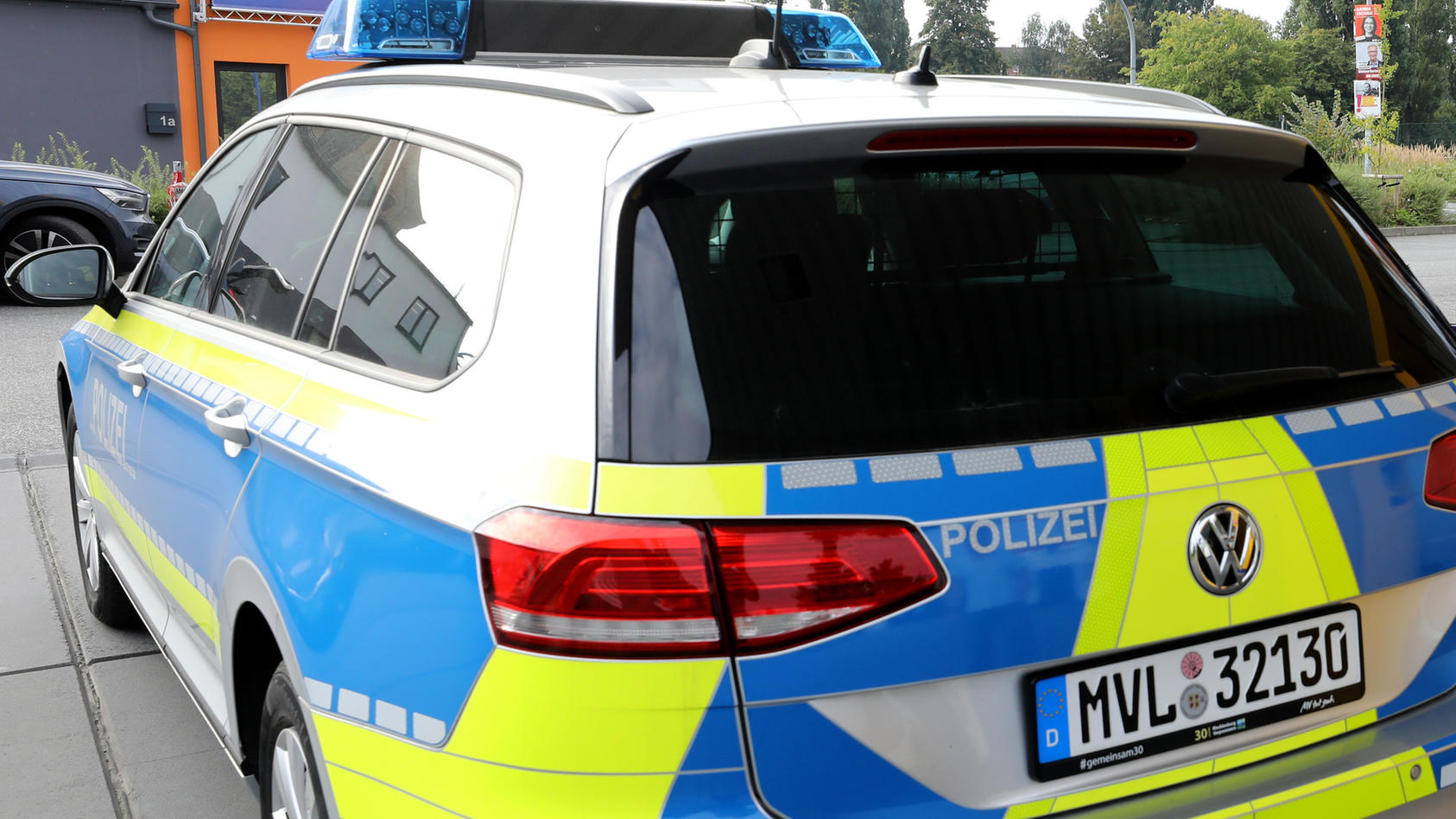 Ein Streifenwagen der Polizei steht nach dem Tanken an einer Tankstelle. Bei der Polizei in Mecklenburg-Vorpommern sind die Kraftstoffausgaben im ersten Halbjahr 2021 im Vergleich zum Vorjahreszeitraum um rund 15 Prozent auf 1,07 Millionen Euro gesti