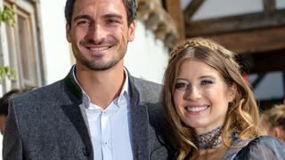 ARCHIV - 23.09.2017, Bayern, München: Fußballspieler Mats Hummels kommt mit seiner damaligen Frau Cathy Hummels auf dem Oktoberfest ins Käferzelt. Die Influencerin Cathy Hummels und der Fußballer Mats Hummels (beide 34) sind jetzt amtlich geschieden. (zu dpa: "Cathy und Mats Hummels sind geschieden") Foto: Matthias Balk/dpa +++ dpa-Bildfunk +++