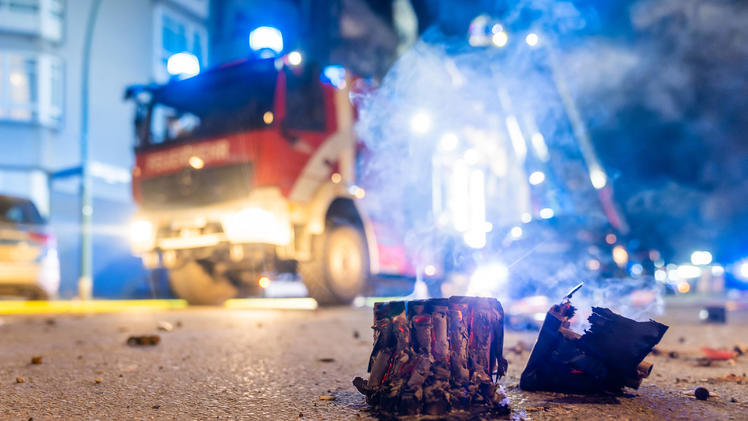 SilvesterRandale in Berlin Vermummter Mob lockt Löschfahrzeug in