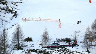 01.01.2023, Österreich, Hintertux: Ein Polizei-Hubschrauber steht an einer Unfallstelle am Hintertuxer Gletscher im Zillertal, wo eine 28-jährige Niederländerin tödlich verunglückte. Foto: Zoom.Tirol/APA/dpa +++ dpa-Bildfunk +++