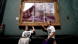 Klimaaktivisten der Organisation Just Stop Oil haben in London ihre Hände an ein Gemälde geklebt. Foto