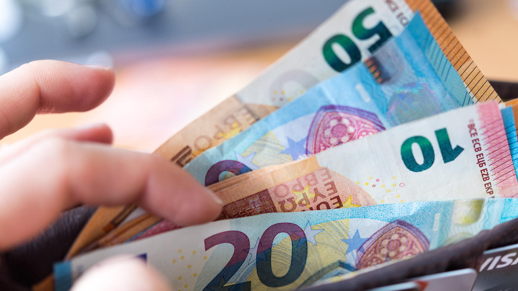 ARCHIV - 04.12.2018, Sachsen, Dresden: Eine Frau hält eine Geldbörse mit Banknoten in der Hand. 2023 soll es mehr Wohngeld als bislang geben. (zu dpa «Längere Bearbeitungszeiten bei Wohngeldanträgen erwartet») Foto: Monika Skolimowska/dpa-Zentralbild