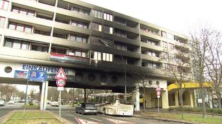 Der ausgebrannte Bus in der High-Deck-Siedlung in Berlin-Neukölln nach der Silvesternacht.
