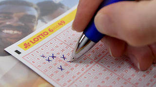 ARCHIV - 27.02.2018, Sachsen, Potsdam: Ein Lottoschein wird im Musterladen der Land Brandenburg LOTTO GmbH ausgefüllt. In diesem Jahr haben bisher sechs Glückspilze bei den staatlichen Lotterien in Sachsen einen Millionen-Gewinn abgeräumt. Foto: Bernd Settnik/dpa-Zentralbild/dpa +++ dpa-Bildfunk +++
