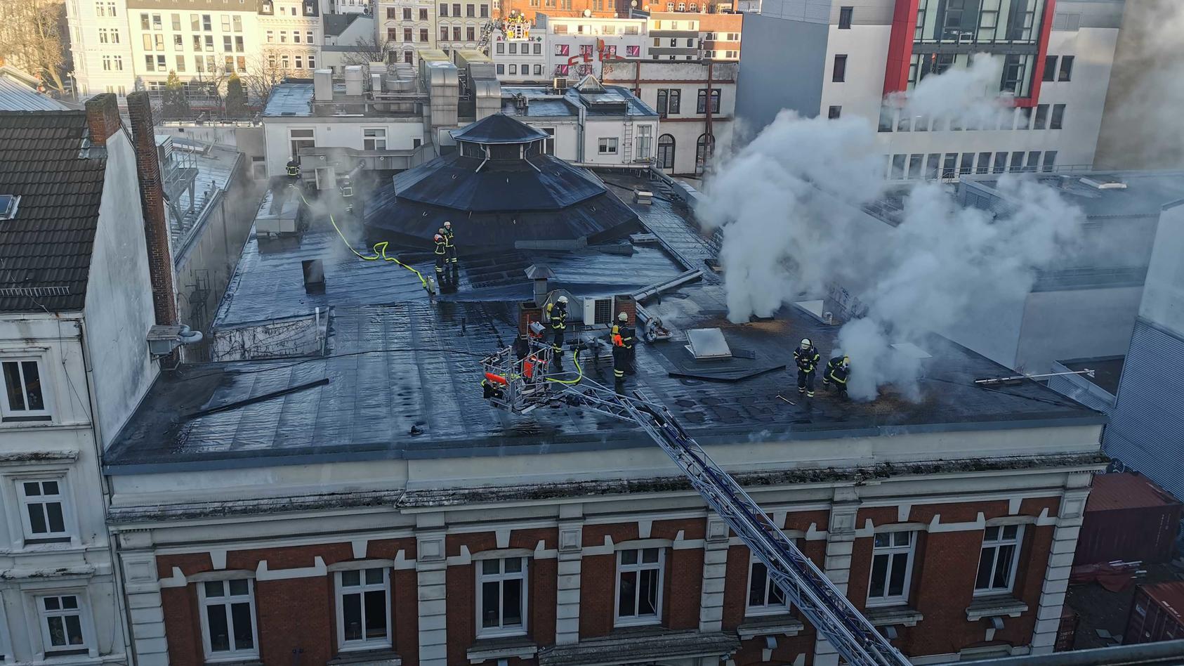 Rauch steigt über dem Dach des Schmidts Tivoli auf der Reeperbahn auf.