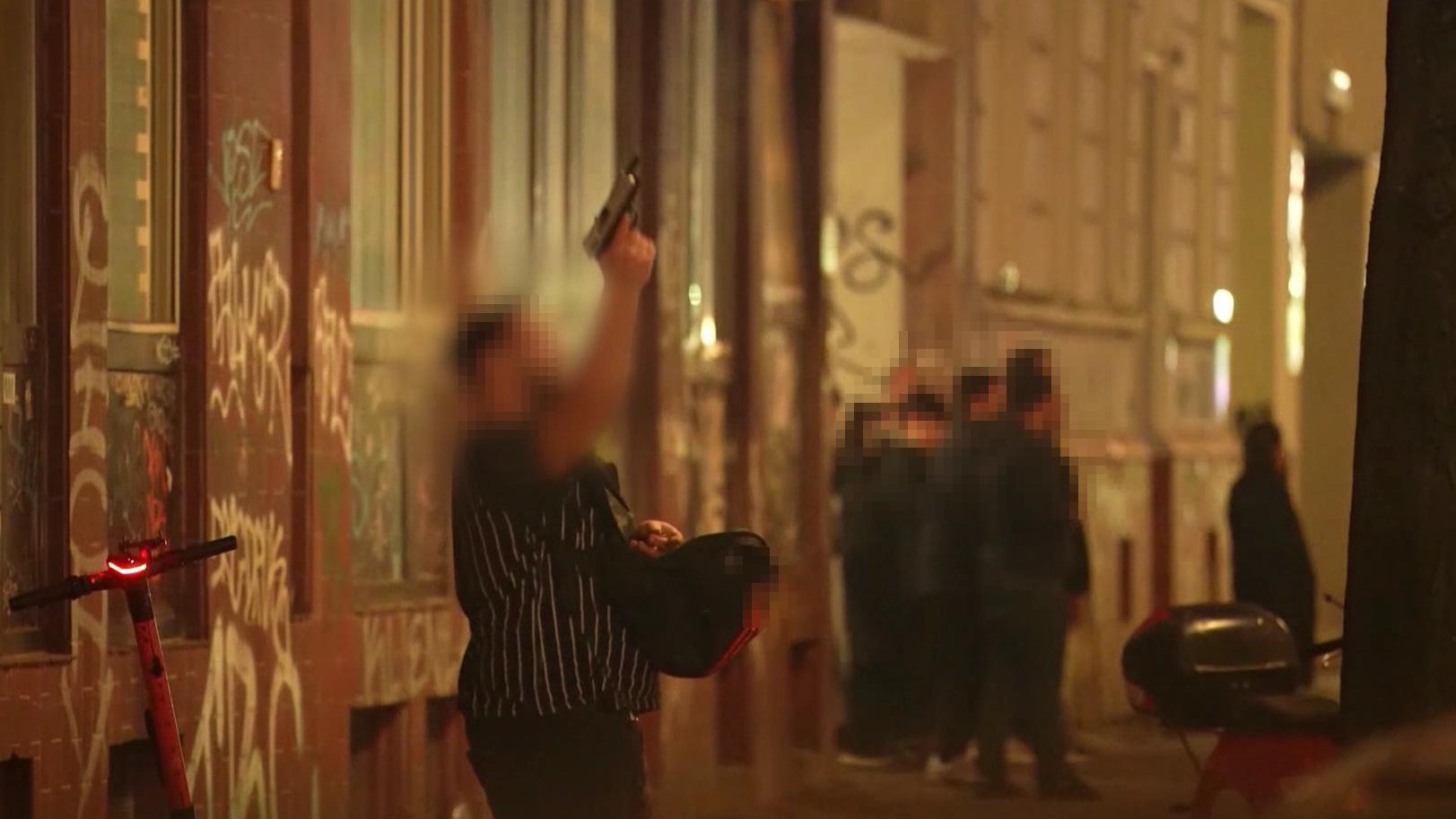 Chaoten schossen in der Silvesternacht auch mit Waffen um sich. Das Bild entstand in Berlin (Foto: NonstopNews)