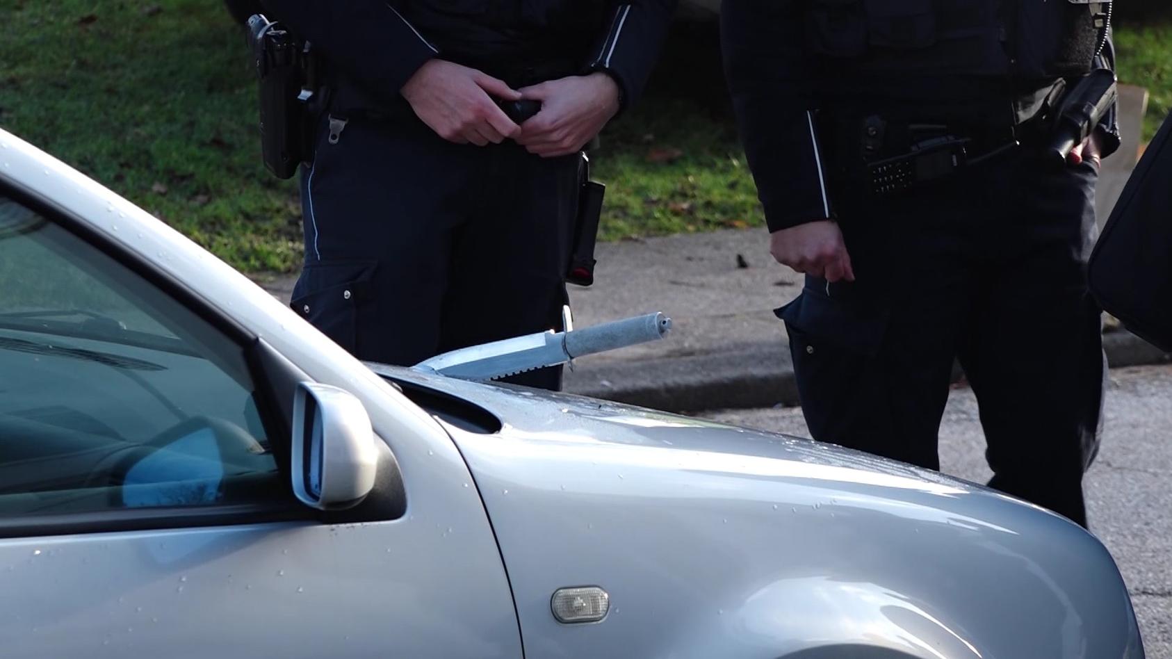 Während seines Angriffs rammte der 58-Jährige das Messer in eine Motorhaube.