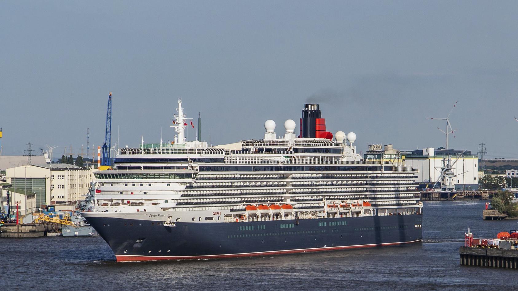 Das Kreuzfahrtschiff Queen Victoria auf der Elbe im Hamburger Hafen am 21. Juni 2022.