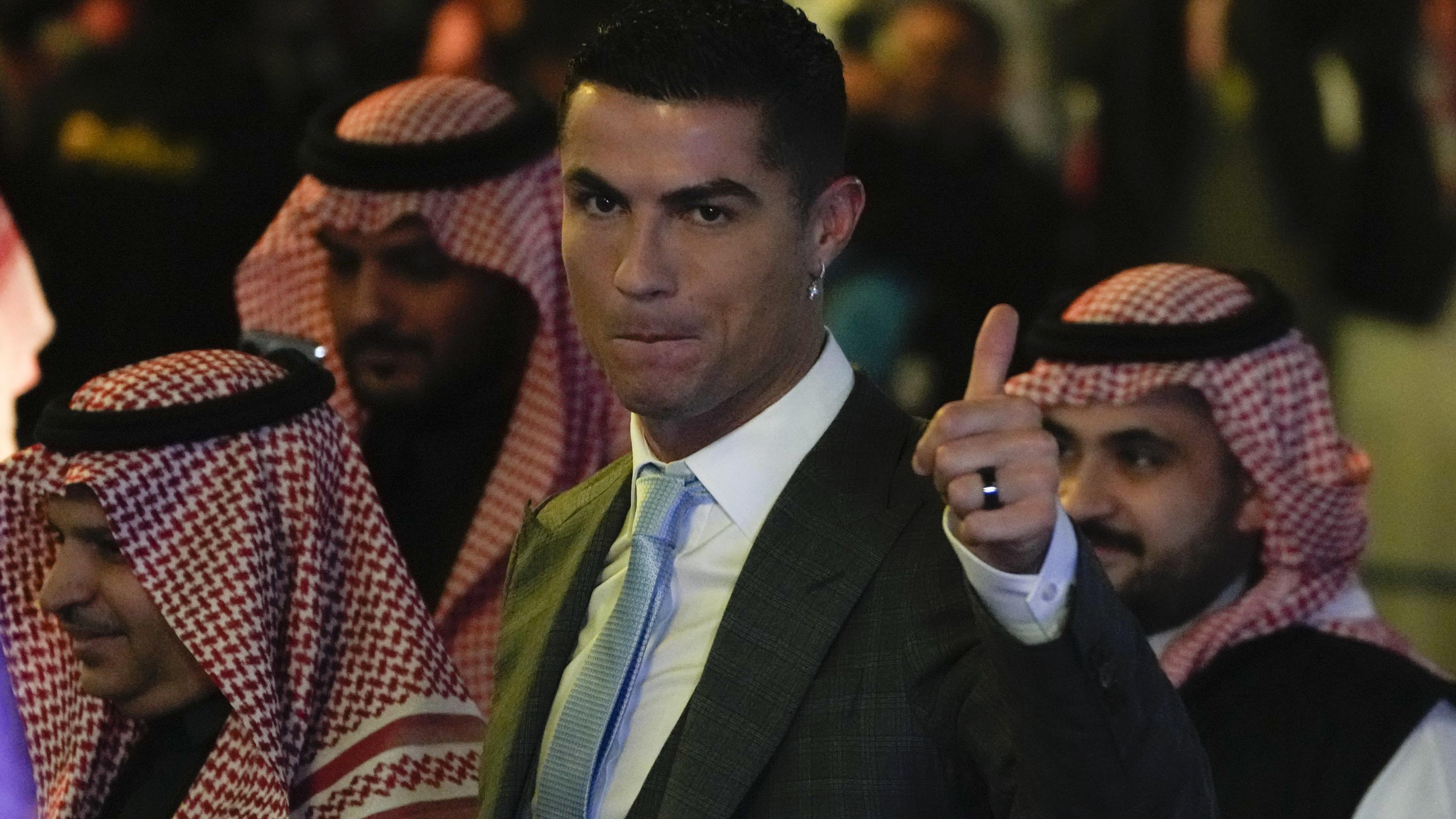 03.01.2023, Saudi-Arabien, Riad: Cristiano Ronaldo, portugiesischer Fußballstar, reagiert während seiner offiziellen Vorstellung als neues Mitglied des Fußballclubs Al Nassr. Ronaldo schloss einen lukrativen Wechsel zum saudi-arabischen Klub Al Nassr