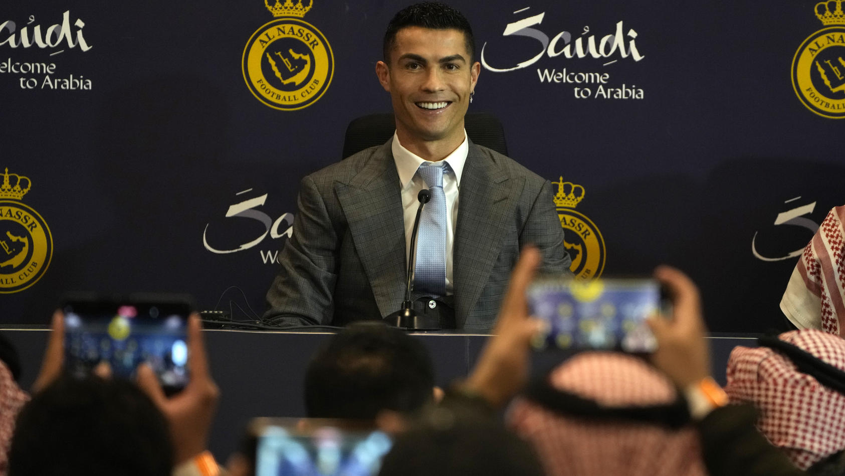 03.01.2023, Saudi-Arabien, Riad: Cristiano Ronaldo, portugiesischer Fußballstar, lächelt während einer Pressekonferenz zu seiner offiziellen Vorstellung beim Fußballverein Al Nassr. Ronaldo schloss einen lukrativen Wechsel zum saudi-arabischen Klub A