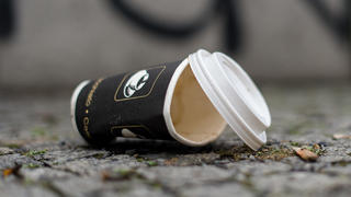 ARCHIV - 06.02.2017, Berlin: Ein Einweg-Kaffeebecher liegt auf dem Boden. (zu dpa «To-go-Trend und die Folgen: Studie beleuchtet Müllproblem in Städten» vom 25.04.2018) Foto: Sebastian Gollnow/dpa +++ dpa-Bildfunk +++