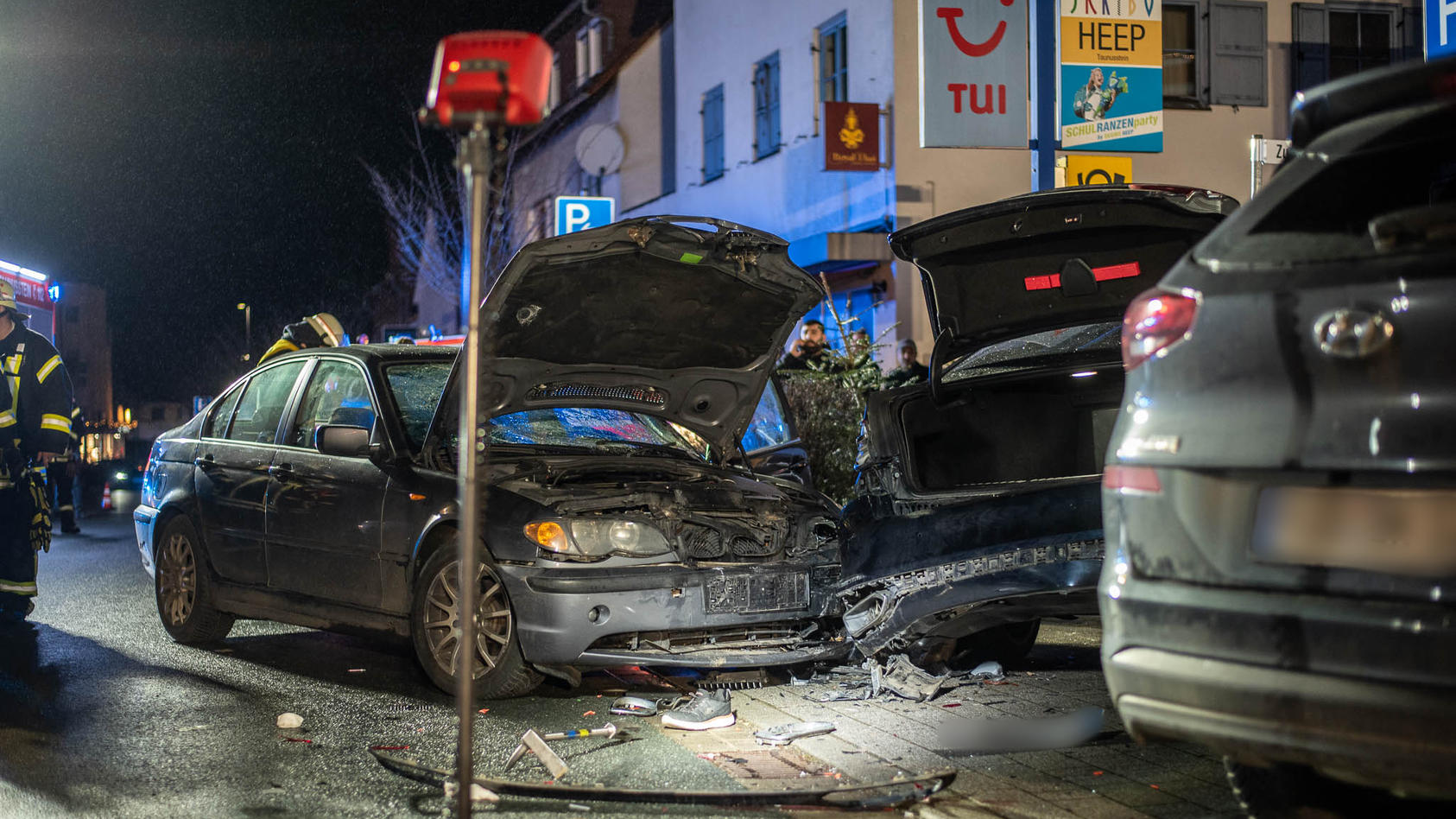 Ein 18 Jahre alter Fahranfänger in einem BMW entdeckt eine Fußgängerin in Taunusstein vermutlich zu spät.