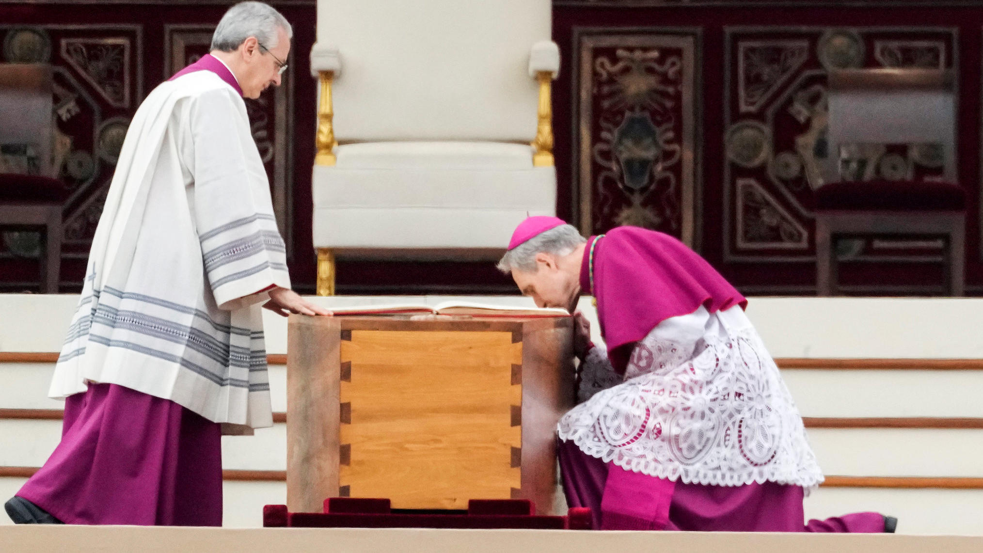 Emotionale Geste Bei Beisetzung Von Papst Benedikt Engster Vertrauter